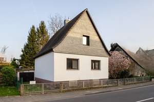 Köln-Langel: Freistehendes, charmantes Einfamilienhaus mit schönem Grundstück sucht Handwerker! – Die vollständige Adresse der Immobilie erhältst du vom Anbieter., 51143 Langel, Köln – Vorschaubild 2
