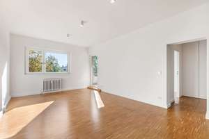 Stilvoll saniert: Moderne Zwei-Zimmer-Wohnung mit Balkon, Stellplatz und Fahrstuhl