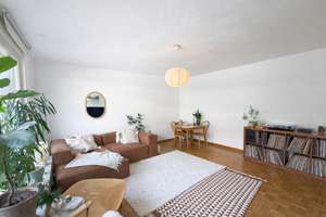Stadtnahe Wohnung im 1. OG mit Balkonvielfalt und Stellplatzkomfort