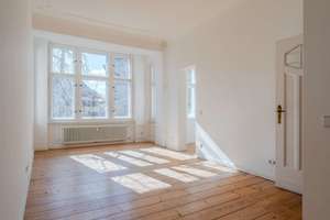Spätestens Bezugsfrei zum 31.05.2027! Traumhaft sanierte 2-Zimmer-Altbauwohnung mit sonnigem Balkon