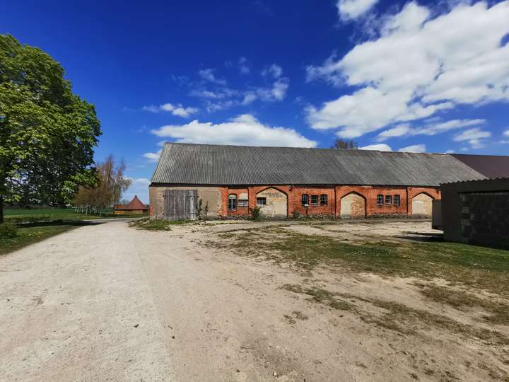 Scheune mit Erschließungsstr.