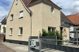 SOFORT EINZIEHEN UND WOHLFÜHLEN - Attraktive Doppelhaushälfte mit Schuppen und überdachtem Freisitz – Die vollständige Adresse der Immobilie erhältst du vom Anbieter., 63538 Großkrotzenburg – Vorschaubild 1