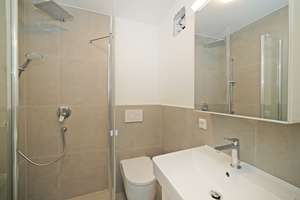 Lichtdurchflutetes, vollmöbliertes 1-Zimmer-Apartment mit Südbalkon und separater Küche – Wolfgang-Borchert-Weg 1, 81927 Johanneskirchen, München – Vorschaubild 10