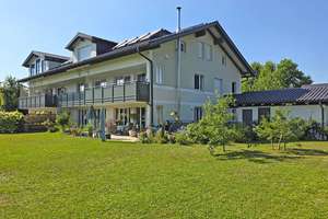 Breitbrunn am Chiemsee-Lichtverwöhnte 5-Zimmer-Maisonette mit 3 Bädern, Sauna, 796 m² Garten