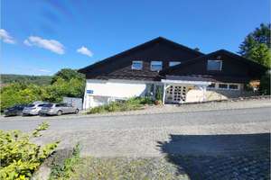 Einfamilienhaus mit Einliegerwohnung. Freistehend. Traumhafte Lage. Ohne Provision – Die vollständige Adresse der Immobilie erhältst du vom Anbieter., 35796 Weinbach – Vorschaubild 1