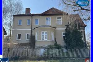 Mehrgenerationenhaus mit Wohnungen, Gewerbe, Werkstatt und Garagen in zentraler Lage