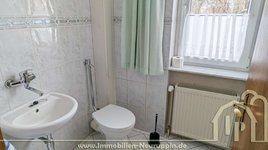 Immobilie in Neuruppin - Teilmodernisiertes Einfamilienhaus mit Vollkeller, Doppelgarage und 689 m² Grundstück in Neuruppin - Bild 4