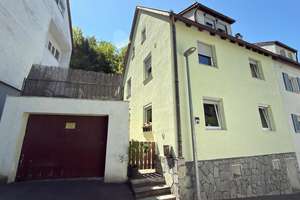 Vielseitiges Zweifamilienhaus mit Einliegerwohnung mit großem Potenzial in Stuttgart-Feuerbach