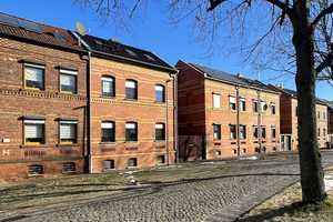 Idyllisches Familiennest: Doppelhaushälfte in Raguhn mit weitläufigem Garten und romantischem Teich – Wittenberger Straße 9, 6779 Anhalt-Bitterfeld (Kreis) – Vorschaubild 1