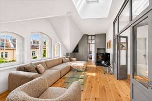 STILVOLLES 3 Zi. - DACHGESCHOSS MIT 26QM DACHTERRASSE– in einzigartigem Baudenkmal mit Aufzug