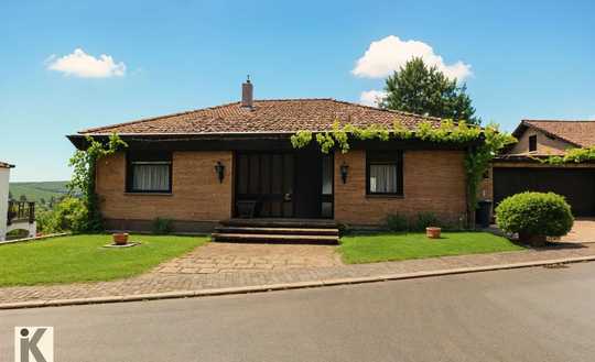 Großzügiger Bungalow mit Einliegerwohnung und herrlichem Garten in Hanglage!