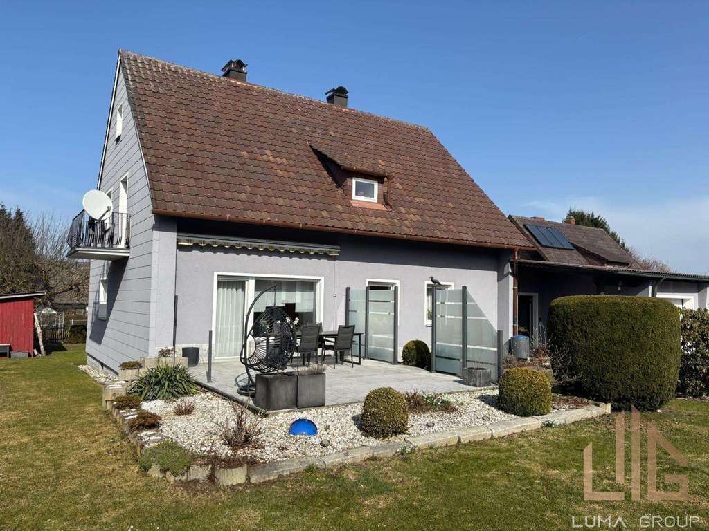 Immobilie in Vohenstrauß - „Gepflegtes Zweifamilienhaus in Vohenstrauß: 2 Wohneinheiten+ Ausbaupotential, Garage & Traumgarten“ - Bild 0