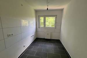 Blick ins Grüne mit Balkon - Bad mit Fenster - Duisburg Rheinhausen – Brahmsstraße 46, 47226 Rheinhausen-Mitte, Duisburg – Vorschaubild 2