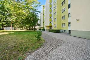 Einziehen statt renovieren! Gepflegte 3-Zimmer-Wohnung mit Süd/West-Balkon in Nürnberg-Langwasser – Die vollständige Adresse der Immobilie erhältst du vom Anbieter., 90471 Langwasser Nordwest, Nürnberg – Vorschaubild 1