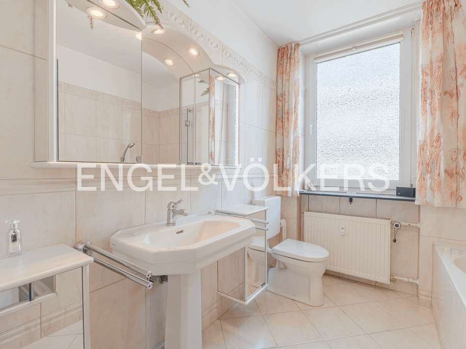 Großzügiges Tageslichtbad m...