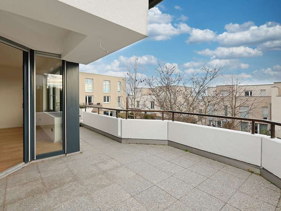 Großer Balkon mit Zugang zu...