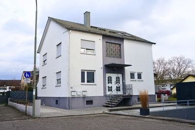 Wohnhaus mit 3 Wohneinheiten und Garten