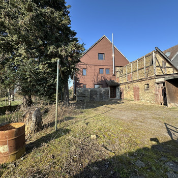 Sanierungsbedürftiges Fachwerkhaus mit zwei Wohnungen