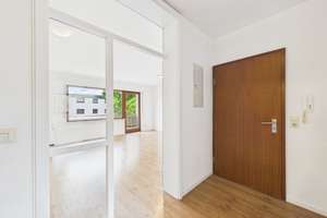 Helle 3-Zimmer-Wohnung mit Balkon, Garage und Treppenlift in Stuttgart-Weilimdorf – Die vollständige Adresse der Immobilie erhältst du vom Anbieter., 70499 Weilimdorf (Ortsteil), Stuttgart – Vorschaubild 2