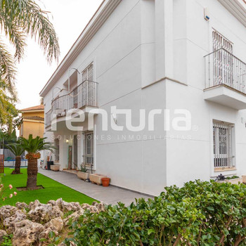 Hervorragende Villa mit 8 Zimmern, mit privater Terrasse und Garten.