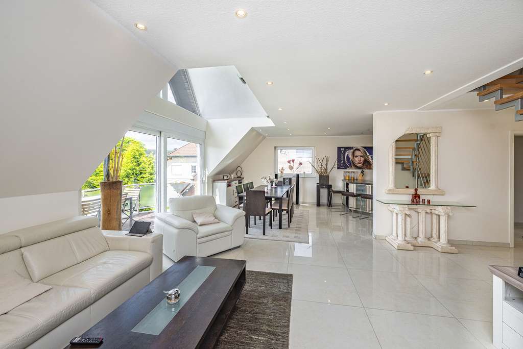 Moderne & lichtdurchflutete Maisonette mit Balkon & Garage!