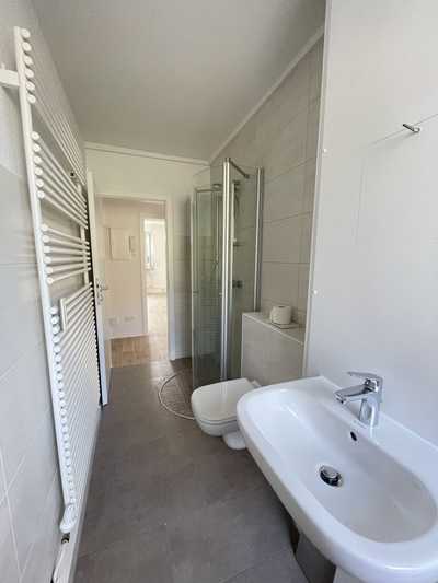 Komplett modernisierte 3-Raum-Wohnung mit bodengleicher Dusche