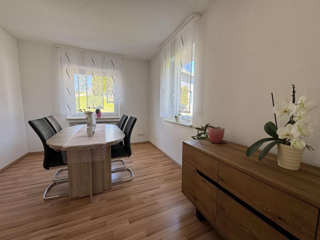 Immobilie in Wellendingen - Attraktives Zweifamilienhaus in ruhiger Umgebung - vielseitig nutzbar - Bild 3