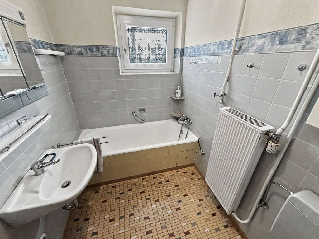 Immobilie in Bechhofen - Großzügiges Zweifamilienhaus mit Potential, Garten und Garage im Zentrum von Bechhofen - Bild 4