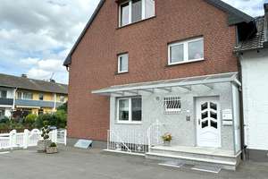 Großzügiges Wohnen mit Charakter – gepflegtes Haus in ruhiger Lage von Detmold – Die vollständige Adresse der Immobilie erhältst du vom Anbieter., 32758 Detmold – Vorschaubild 2