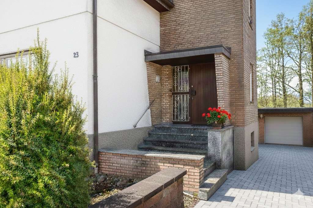 Immobilie in Hiddenhausen - Platz für Familie & Kapitalanleger: Modernisiertes Zweifamilienhaus in Hiddenhausen - Bild 1