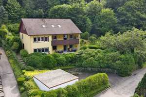Naturnah & vielseitig: Zweifamilienhaus mit Erweiterungsmöglichkeiten in Waldrandlage – Calw (Kreis) – Vorschaubild 1