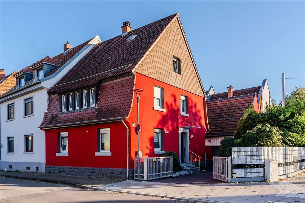 Zentral gelegenes Zweifamilienhaus mit ausgebautem Dachgeschoss in Heidelberg-Rohrbach