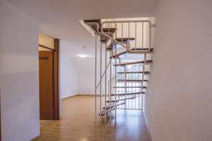 +++ renovierte DG-Maisonette - sep. Zugang - S-Blk. mit Blick ins Grüne - inkl. EBK & Kfz-Stpl. +++ – Mercatorweg 57, 70439 Stammheim-Süd, Stuttgart – Vorschaubild 4