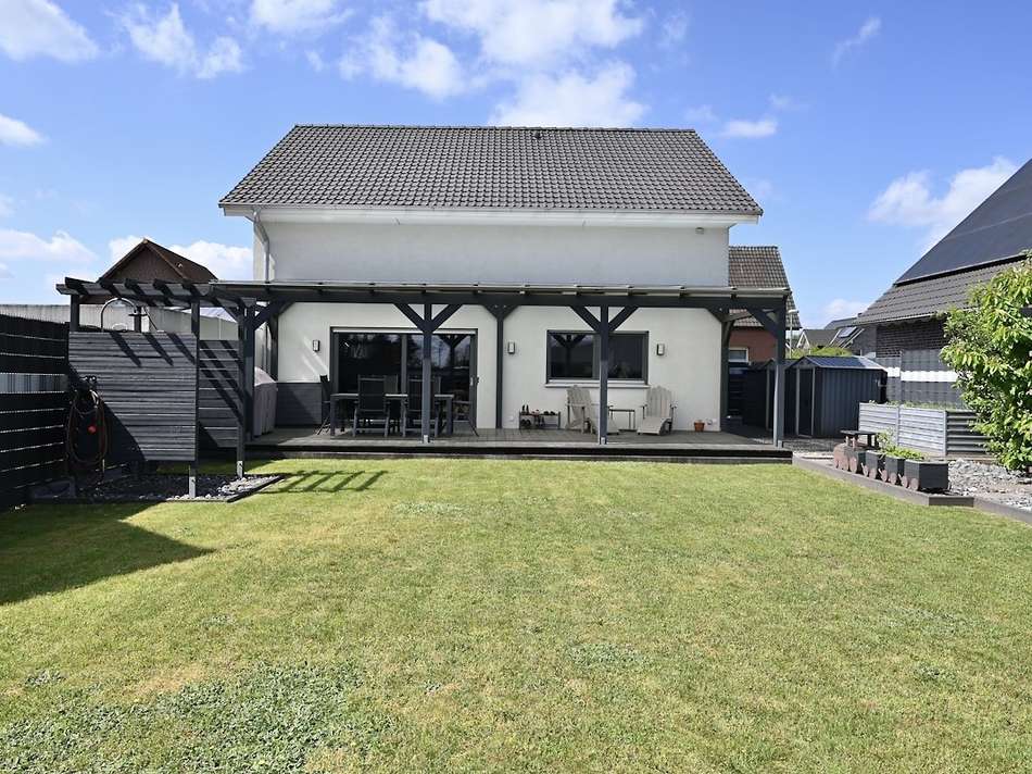 Blick vom Gartenhaus zum Haus