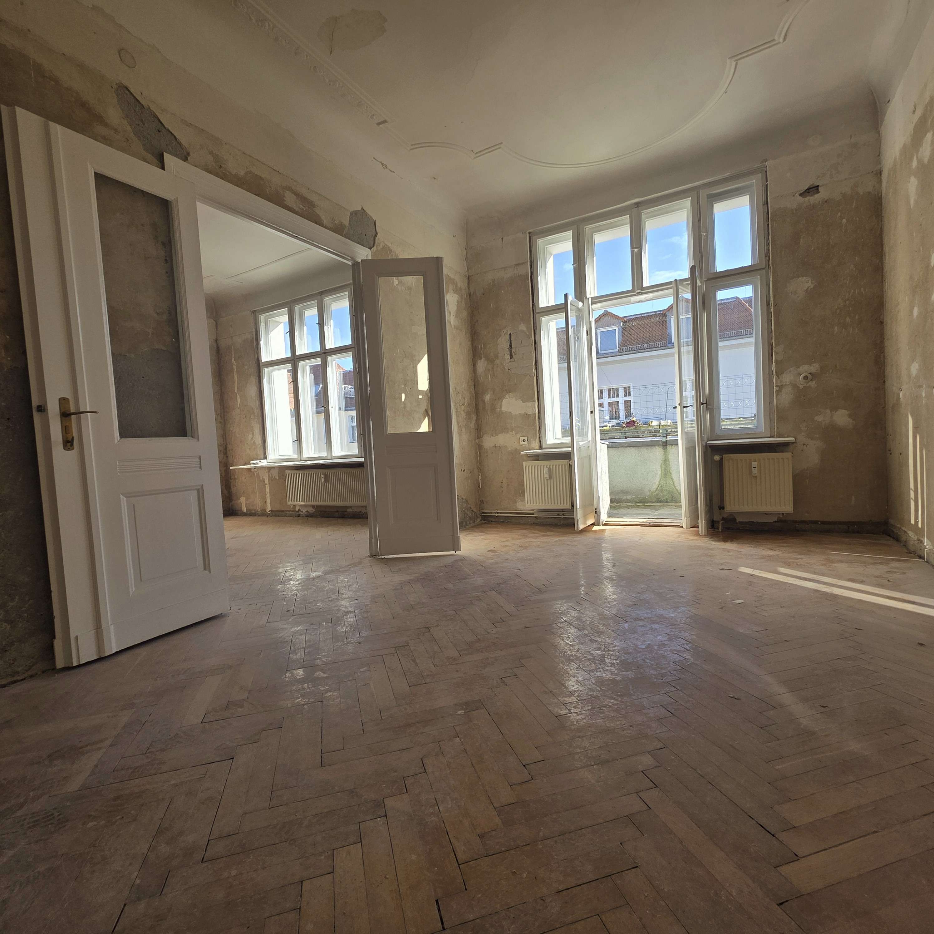 Ruhige Ku’damm-Lage: 4-Zimmer-Altbau mit Stuck, Dielen, Balkon & Aufzug, renovierungsbedürftig, Berlin – Bild 1