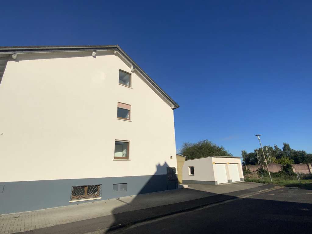 Immobilie in Rodenbach - Modernisiertes Dreifamilienhaus - Teilungserklärung liegt bereits vor - 2 Garagen - Bild 1