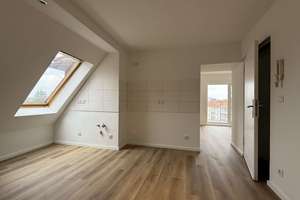 Bezugsfreie, großzügige 1-Zimmer-Altbauwohnung im Dachgeschoss mit schönem Balkon und Wohnküche! – Kurfürstenstraße 57, 12105 Mariendorf, Berlin – Vorschaubild 2