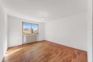 Großes Mehrfamilienhaus, Pool u. Doppelgarage, gepflegt, teilrenoviert – Hochlandstraße 27, 80995 Feldmoching, München – Vorschaubild 25