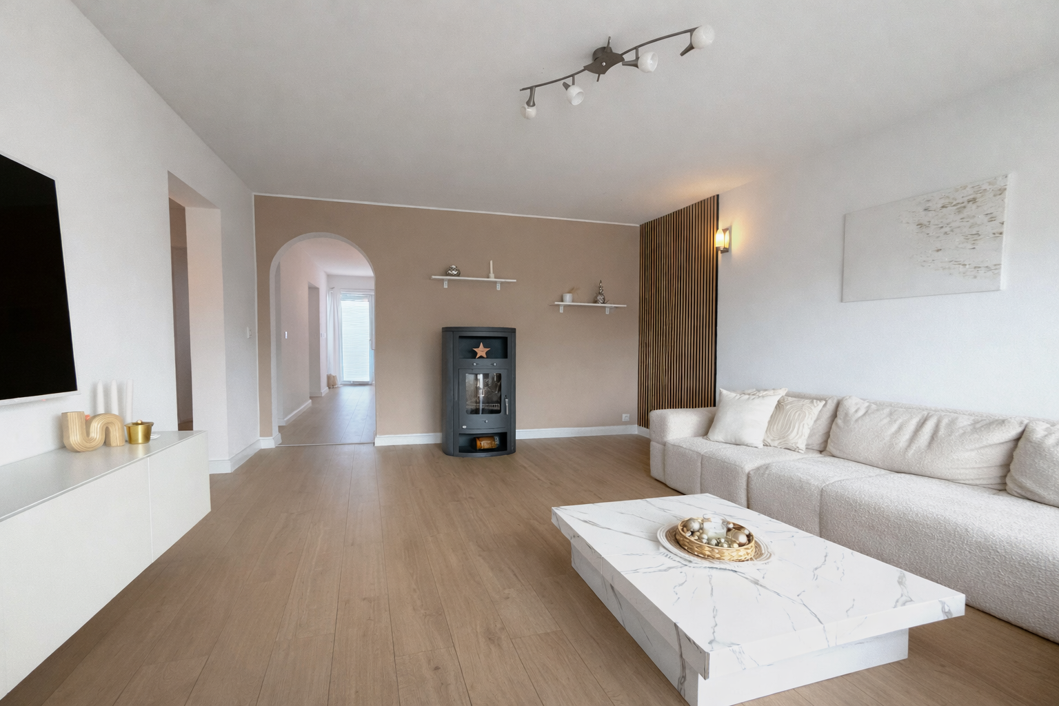 Immobilie in Grävenwiesbach - !! Raumwunder !! Modernisiertes RMH mit 6 Zimmern, Balkonen mit Blick, Garage und Garten - Bild 2