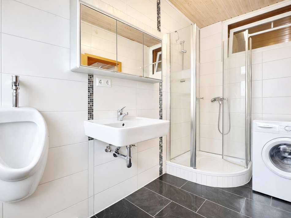 Badezimmer mit Dusche und Wasc