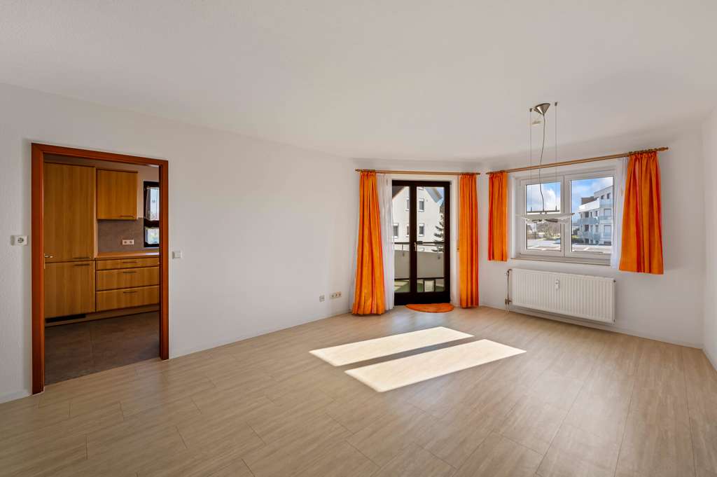 Immobilie in Efringen-Kirchen - Stilvolle 3-Zimmer-Eigentumswohnung mit Sonnenbalkon, Stellplatz und lichtdurchfluteten Räumen - Bild 2