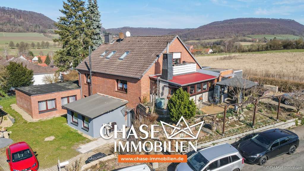 Immobilie in Hessisch Oldendorf - Großzügiges 3-Familienhaus in idyllischer Feldrandlage von Hessisch Oldendorf – OT Rohden! - Bild 0