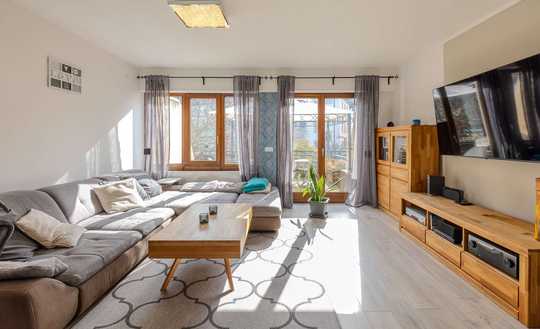 Ihr neues Zuhause: Sonne, Ruhe und Raum – modernes Haus mit zwei Terrassen