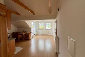 Lichtdurchflutete Dachgeschosswohnung mit offenem Wohnkonzept, Terrasse und Weitblick