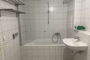 komplett renovierte Dachgeschosswohnung mit Einbauküche im Zentrum – Schmidtstedter Ufer 16, 99084 Altstadt, Erfurt – Vorschaubild 4