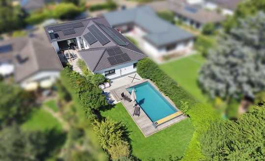 Hochwertig kernsaniert - modernes Wohnhaus mit Pool und Privatsphäre