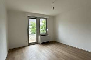 WG-Zimmer mit Balkon in renovierter Altbauwohnung am Wasserturm 