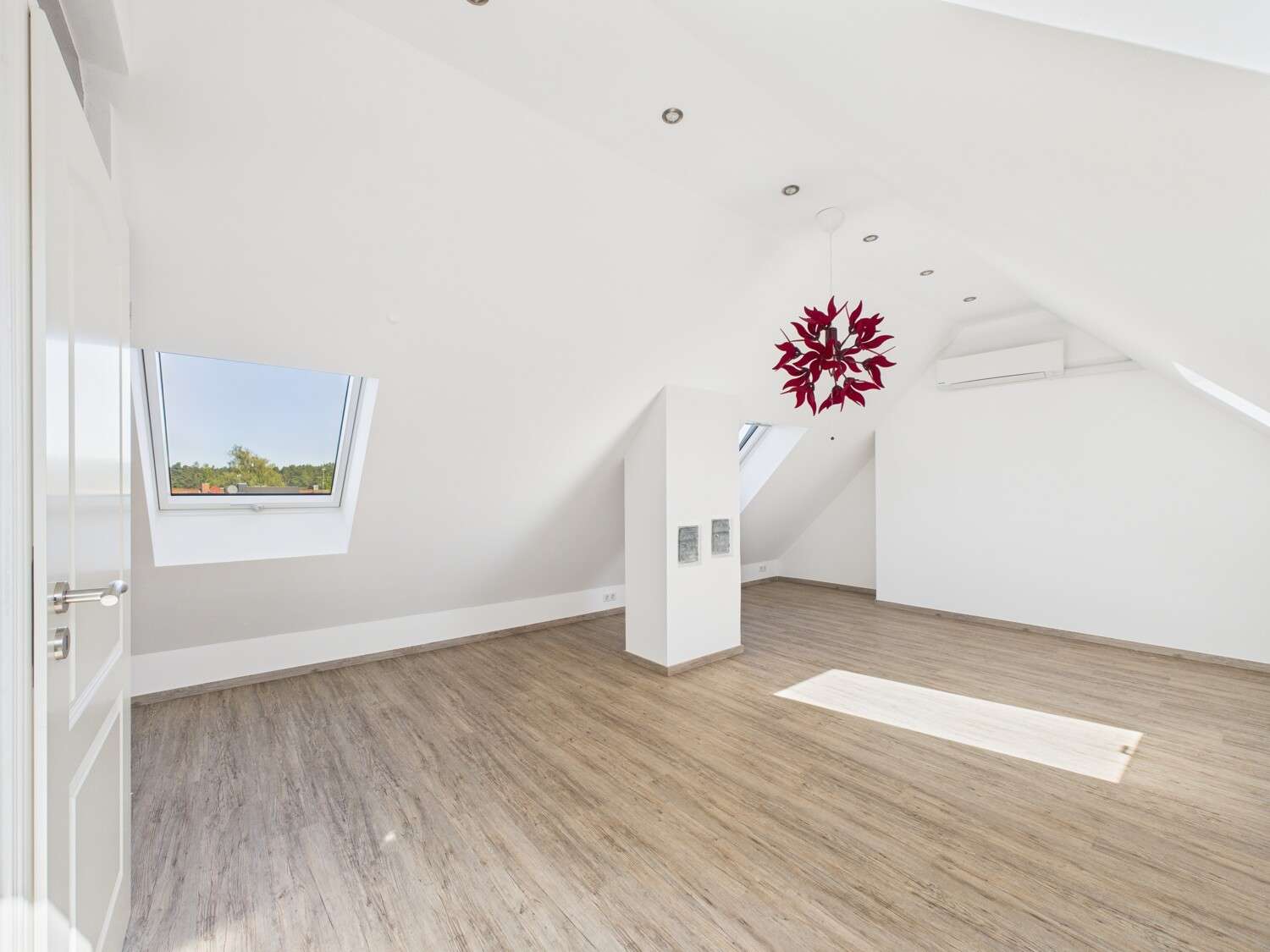 Immobilie in Rednitzhembach - Ein Zuhause zum Verlieben – exklusives Einfamilienhaus mit Pool & Wellness in Rednitzhembach! - Bild 0