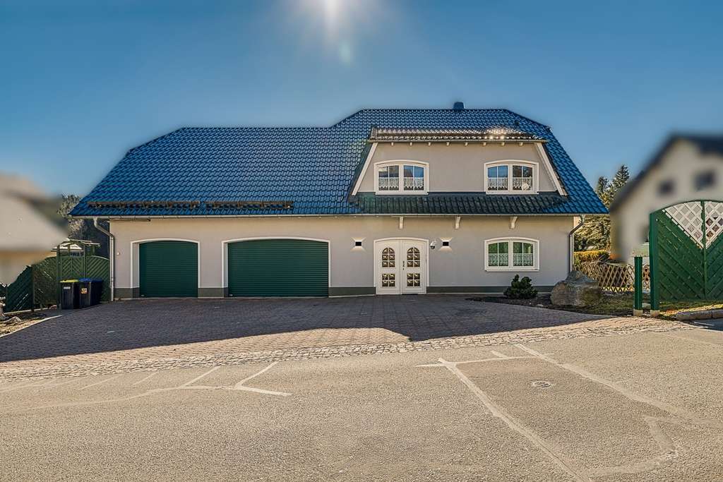 Immobilie in Lauter-Bernsbach - Wohnen mit Stil - Einfamilienhaus
mit Pool und Garten in ruhiger Lage von Lauter - Bild 1