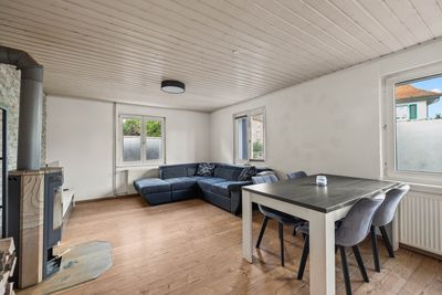 Modernisierte Gebäudehülle mit individuellen Gestaltungsmöglichkeiten-substanzstarkes 2-Familienhaus